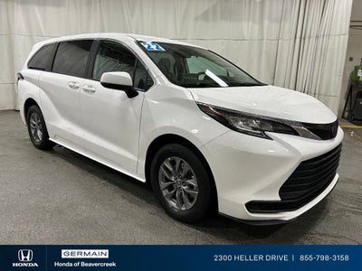 2022 Toyota Sienna LE 8 Passenger