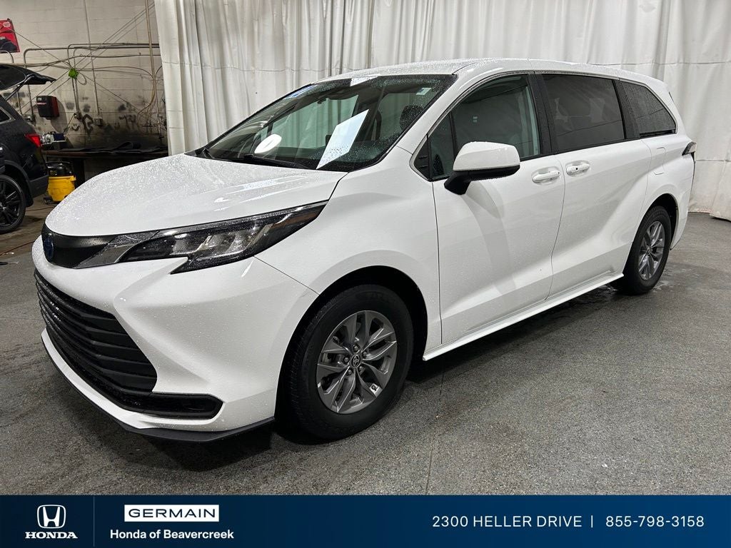 2022 Toyota Sienna LE 8 Passenger