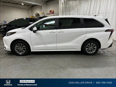 2022 Toyota Sienna LE 8 Passenger