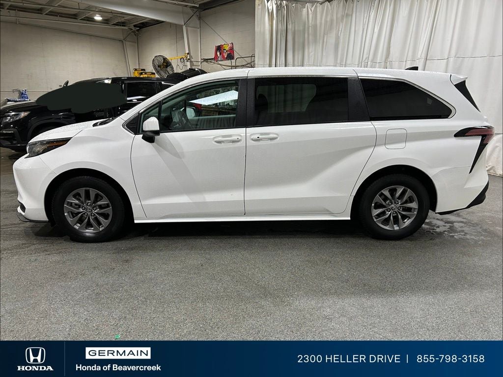 2022 Toyota Sienna LE 8 Passenger
