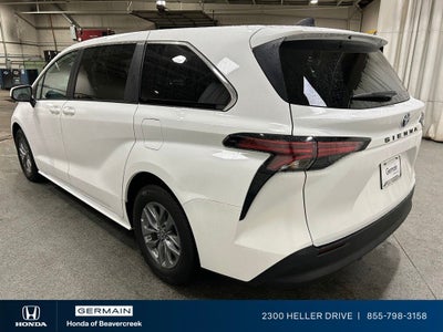 2022 Toyota Sienna LE 8 Passenger