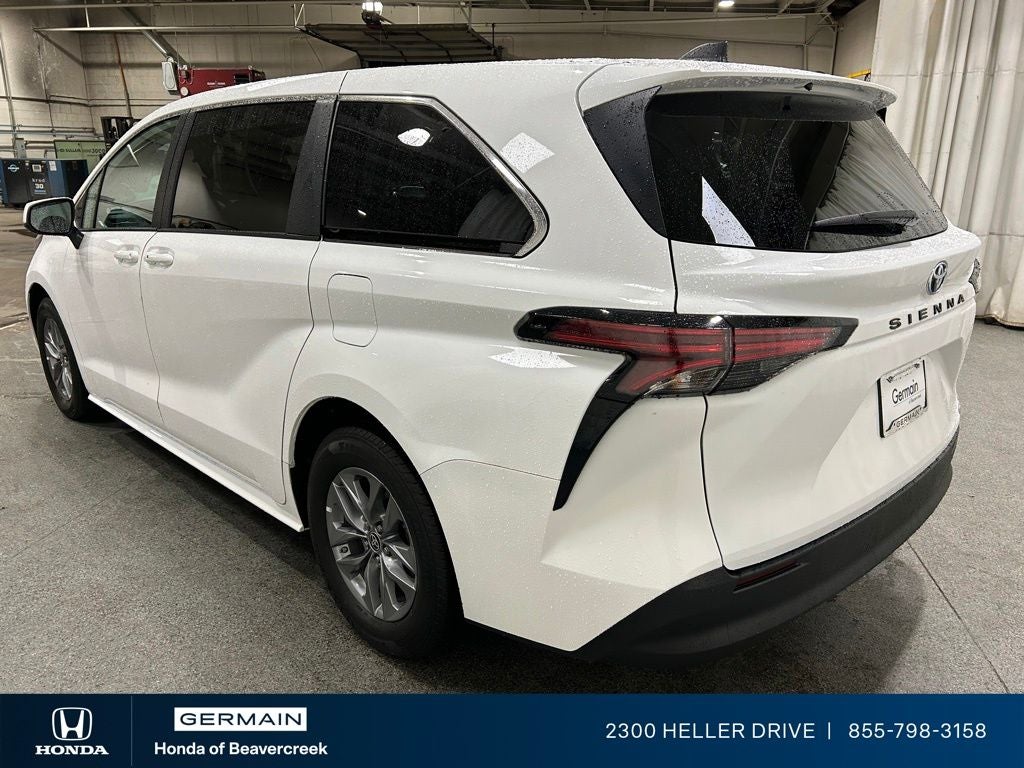 2022 Toyota Sienna LE 8 Passenger