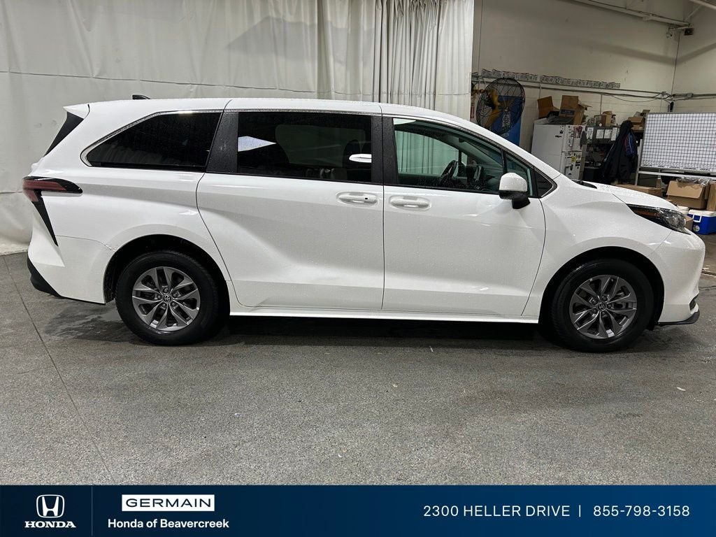 2022 Toyota Sienna LE 8 Passenger