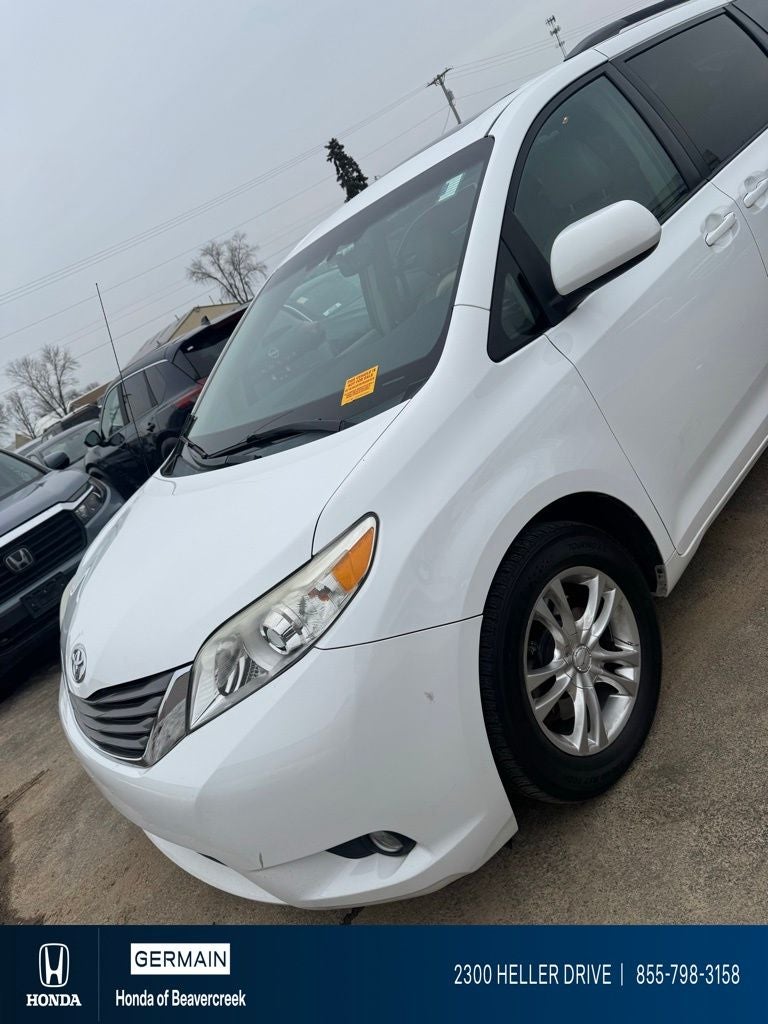 2013 Toyota Sienna XLE 8 Passenger